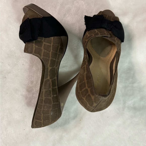 Brown heels with animal print texture and an elegant black bow on the front. - Picture 8 of 8